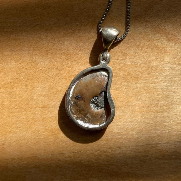 STERLING SILVER AMMONITE FOSSIL NECKLACE. - Picture 2 of 4